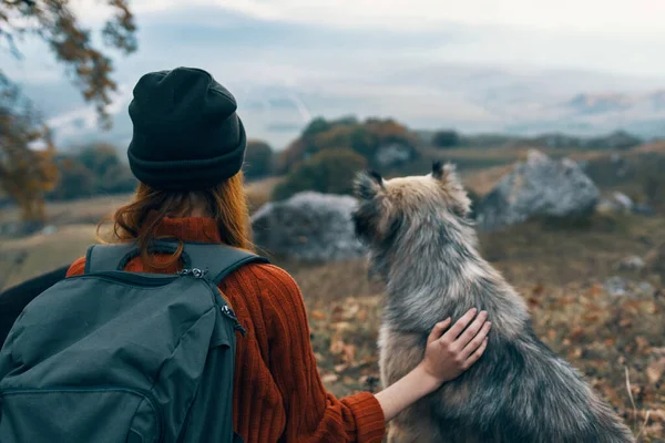 Vrouw wandelaar natuur reizen vriendschap vakantie vrijheid — Stockfoto