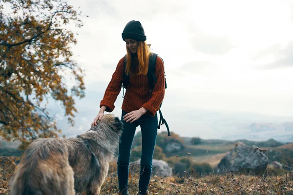 Vrouw toeristisch spelen hond natuur landschap vriendschap — Stockfoto
