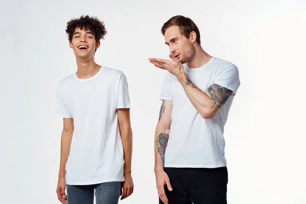 Due amici in t-shirt bianche comunicazione divertente positivo — Foto Stock