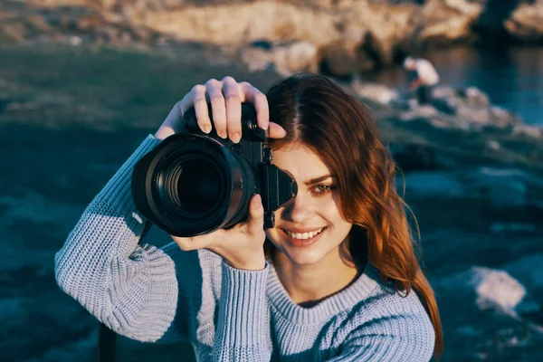 Mujer alegre turista con aparato en la naturaleza para profesionales viajes a las montañas — Foto de Stock