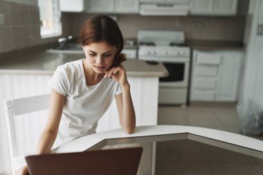 Kadın ev bilgisayarı iç dizayn bölümünde çalışırken yakalandı.