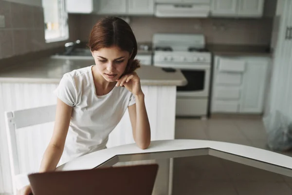 Mujer atrapada en el interior freelancer trabajando en el hogar portátil de diseño de interiores —  Fotos de Stock