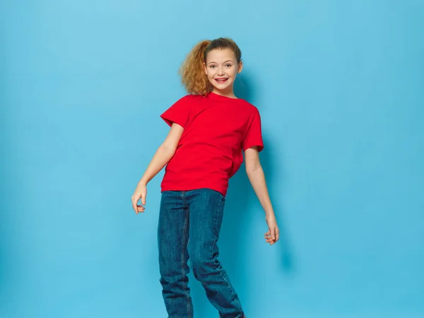 Смешная девушка кудрявые волосы красная футболка синий фон повседневная одежда — стоковое фото
