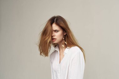 Çekici bir kadın güzel saçlar cazibeli beyaz gömlek moda öğrencisi açık arkaplan