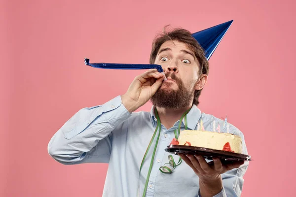 Barbudo hombre con pastel en rosa fondo cumpleaños fiesta corporativa emociones modelo soledad — Foto de Stock