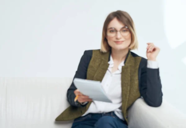 Geschäftsfrau mit Dokumenten und in modischer Jacke vor hellem Hintergrund — Stockfoto
