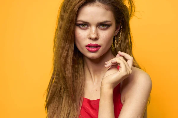 Emotivní žena vlnité vlasy jasný make-up životní styl žluté pozadí — Stock fotografie