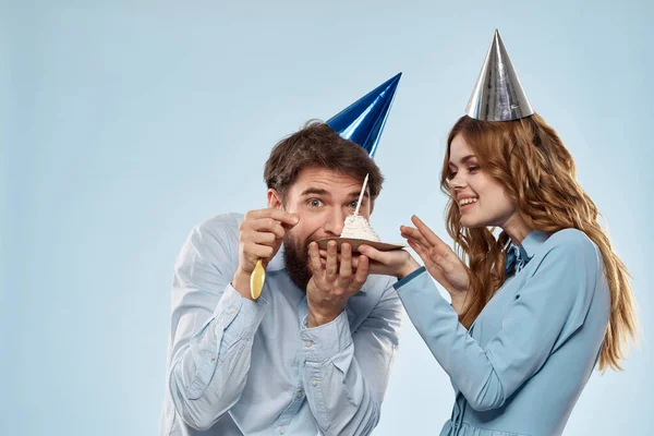 Cumpleaños corporativo joven hombre y mujer con pastel en el fondo aislado fiesta disco — Foto de Stock