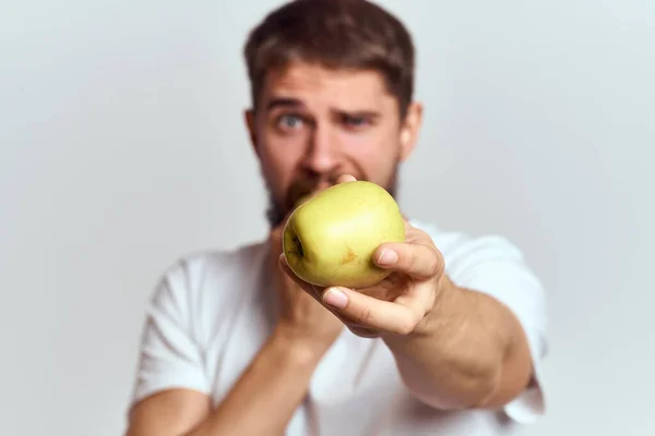 一个穿着白色T恤衫的男人是素食主义者 — 图库照片