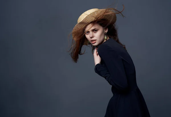 Mujer elegante con sombrero pelo lujoso glamour vestido negro de cerca — Foto de Stock