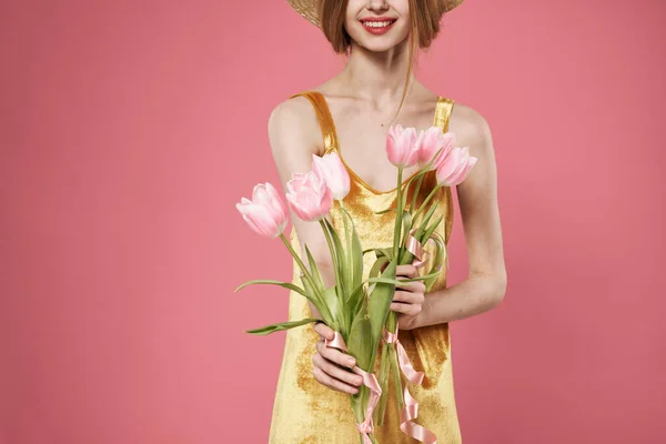 Hermosa mujer vestido de oro y ramo de flores vacaciones elegante estilo rosa fondo — Foto de Stock