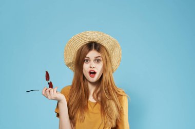 Zarif şapkalı neşeli kadın gözlüklü moda duyguları.