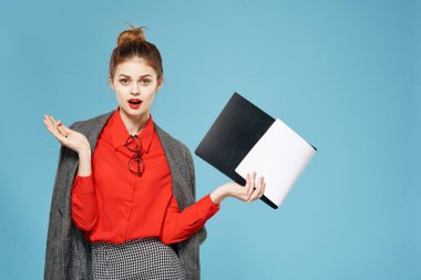 Zarif takım elbiseli bir iş kadını Profesyonel yönetici mavi arka plan