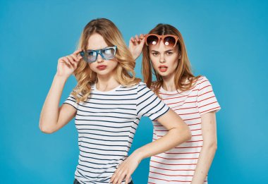 İki kız kardeş kucaklaşır, moda iletişimi kesilir.