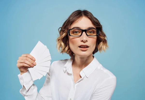 Femme d'affaires en chemise avec un paquet de cartes de visite en maquette à la main — Photo