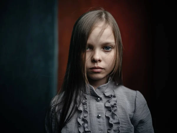 黒の背景の美しい顔の上にドレスを着た女の子のヴィンテージ肖像画クロップドビュー — ストック写真