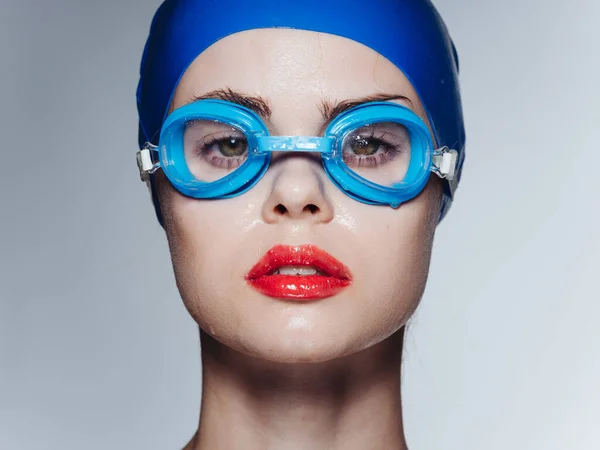 Donna con occhiali da nuoto e cappuccio blu vista ritagliata — Foto Stock