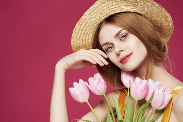 Bonita mulher buquê flores feriados presente estilo de vida rosa fundo — Fotografia de Stock