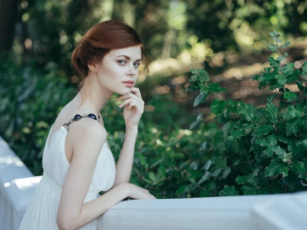 Όμορφη γυναίκα Λευκό φόρεμα πολυτελές φυσικό μοντέλο — Φωτογραφία Αρχείου