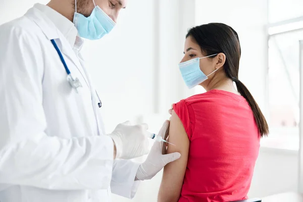 Man läkare i vit rock gör vaccinutvärdering sjukhus — Stockfoto