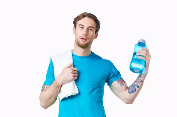 Sport muž s ručníkem na rameni láhev vody energie zdraví cvičení — Stock fotografie