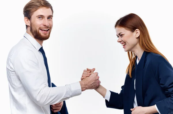 Uomo e donna in giacca e cravatta si tengono per mano dei colleghi di lavoro primo piano — Foto Stock