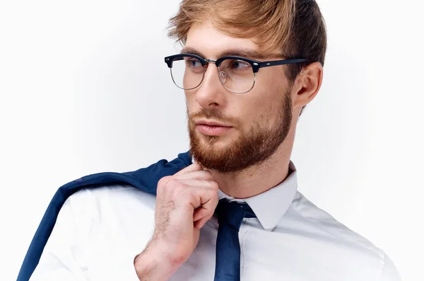 Hombre rubio en gafas con una chaqueta en el hombro y corbata fondo claro —  Fotos de Stock