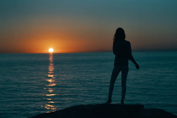 Silhouette de femme sur la mer au coucher du soleil et skyline plage ciel — Photo