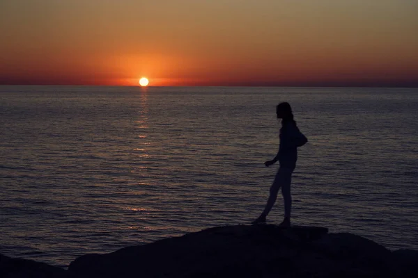 Silhouette einer Frau am Meer in den Bergen in der Natur — Stockfoto