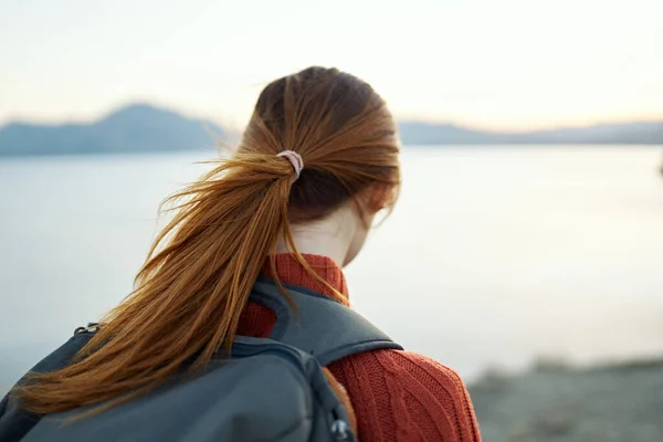 Donna escursionista va in vacanza vicino al mare in montagna vista posteriore — Foto Stock