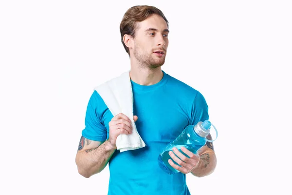 Uomo in blu t-shirt bottiglia tenuta fitness vista ritagliata — Foto Stock