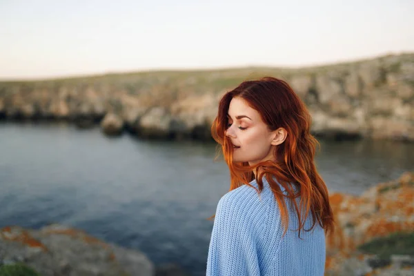 Attraente donna dai capelli rossi all'aperto aria aperta montagne rocciose viaggio — Foto Stock