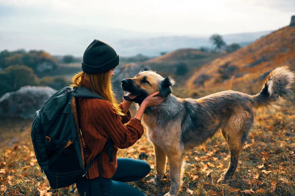 Frau neben Hund im Freien im Urlaub — Stockfoto