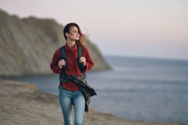 Sırt çantalı kadın seyahat turizmi ve dağ denizi