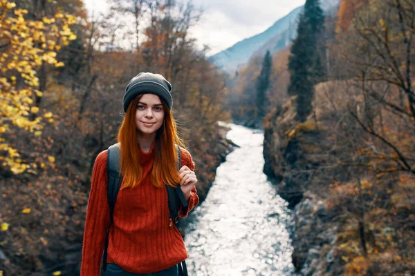 Femme joyeuse randonneur montagnes rivière paysage Voyage — Photo