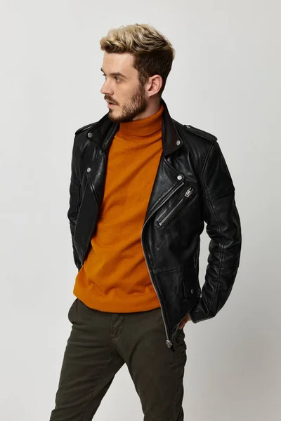 Cara em camisola laranja e jaqueta de couro olhando para loiro — Fotografia de Stock