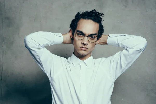 Attraktiv ung man bär glasögon vit skjorta rätar ut håret på huvudet porträtt — Stockfoto