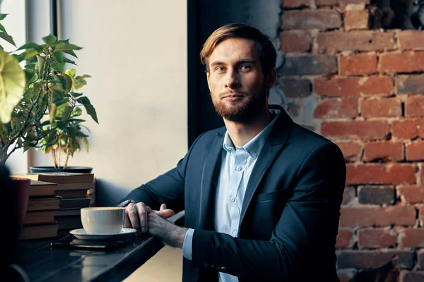 Homme d'affaires assis à une table dans un café petit déjeuner professionnel — Photo