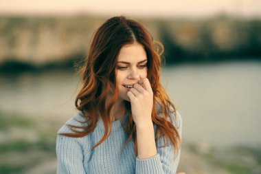 Neşeli kadın doğası ve temiz hava yaşam tarzı