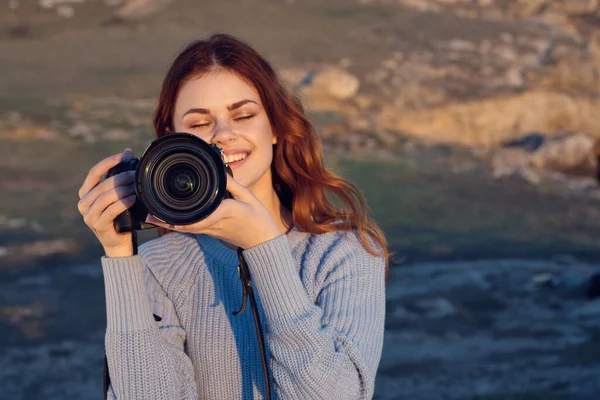 Radosna kobieta fotograf z aparatem na natura krajobraz styl życia — Zdjęcie stockowe