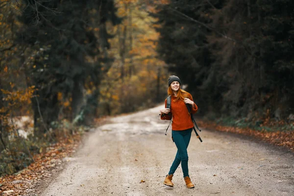 가을 숲 속의 길을 걷고 있는 행복 한 여행자 — 스톡 사진