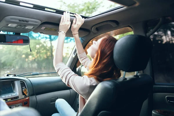 Женщина путешествовать компаньон в автомобильном салоне портрет открытое окно эмоций модели — стоковое фото