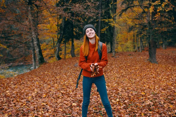 Kobieta w sweter kapelusz dżinsy 3 prawo na plecach i natura w tle drzew model lasu — Zdjęcie stockowe