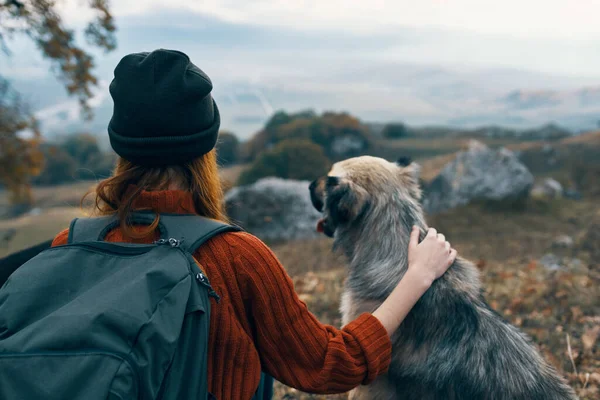 Vrouw wandelaar natuur reizen vriendschap vakantie vrijheid — Stockfoto