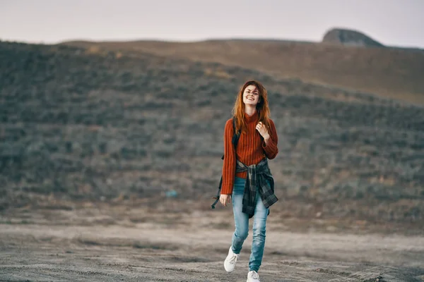 Žena pěší turistka v přírodě v horách čerstvý vzduch životní styl — Stock fotografie