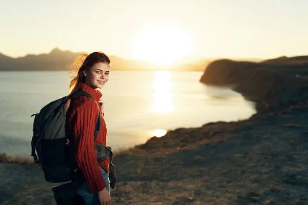 Donna con zaino viaggio libertà camminare stile di vita — Foto Stock