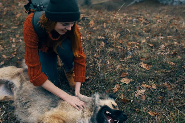 Frau im Freien spielt mit Hund Freundschaftsreise — Stockfoto