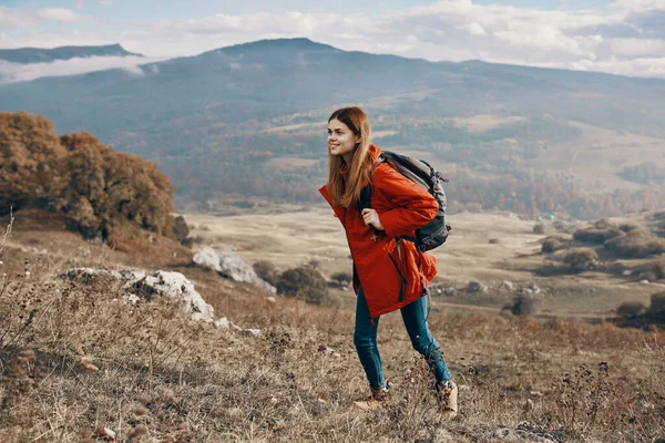 Молодая женщина турист путешествует в горах на природе и ландшафтный рюкзак пиджак джинсовые сапоги — стоковое фото