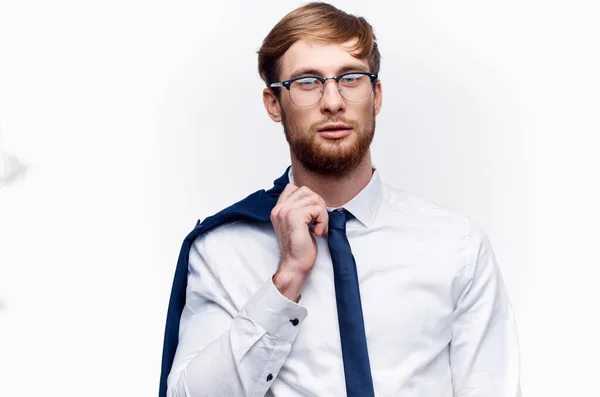 Lindo hombre de negocios en gafas con una chaqueta en su hombro y modelo de camisa de corbata — Foto de Stock