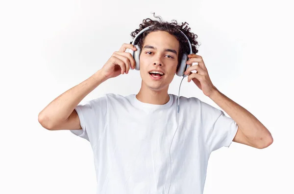 Χαρούμενος τύπος με ακουστικά σγουρά μαλλιά συναισθήματα close-up — Φωτογραφία Αρχείου
